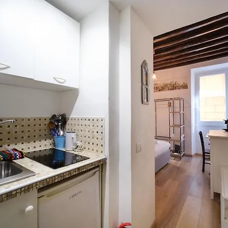 Apartment Trident By Buddyrent Rom